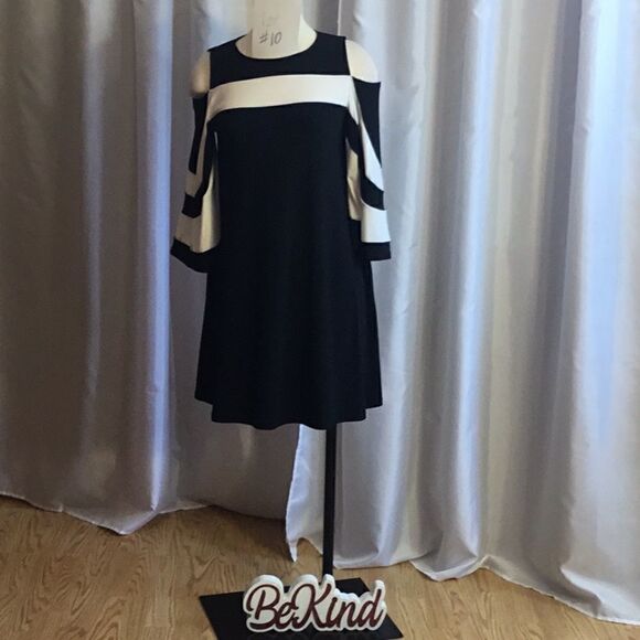 Pull on style dress with off shoulder sleeves in S - Picture 2 of 13